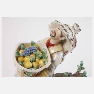 Nymphenburg/Frankenthal "Chinese mit Früchtekorb"
