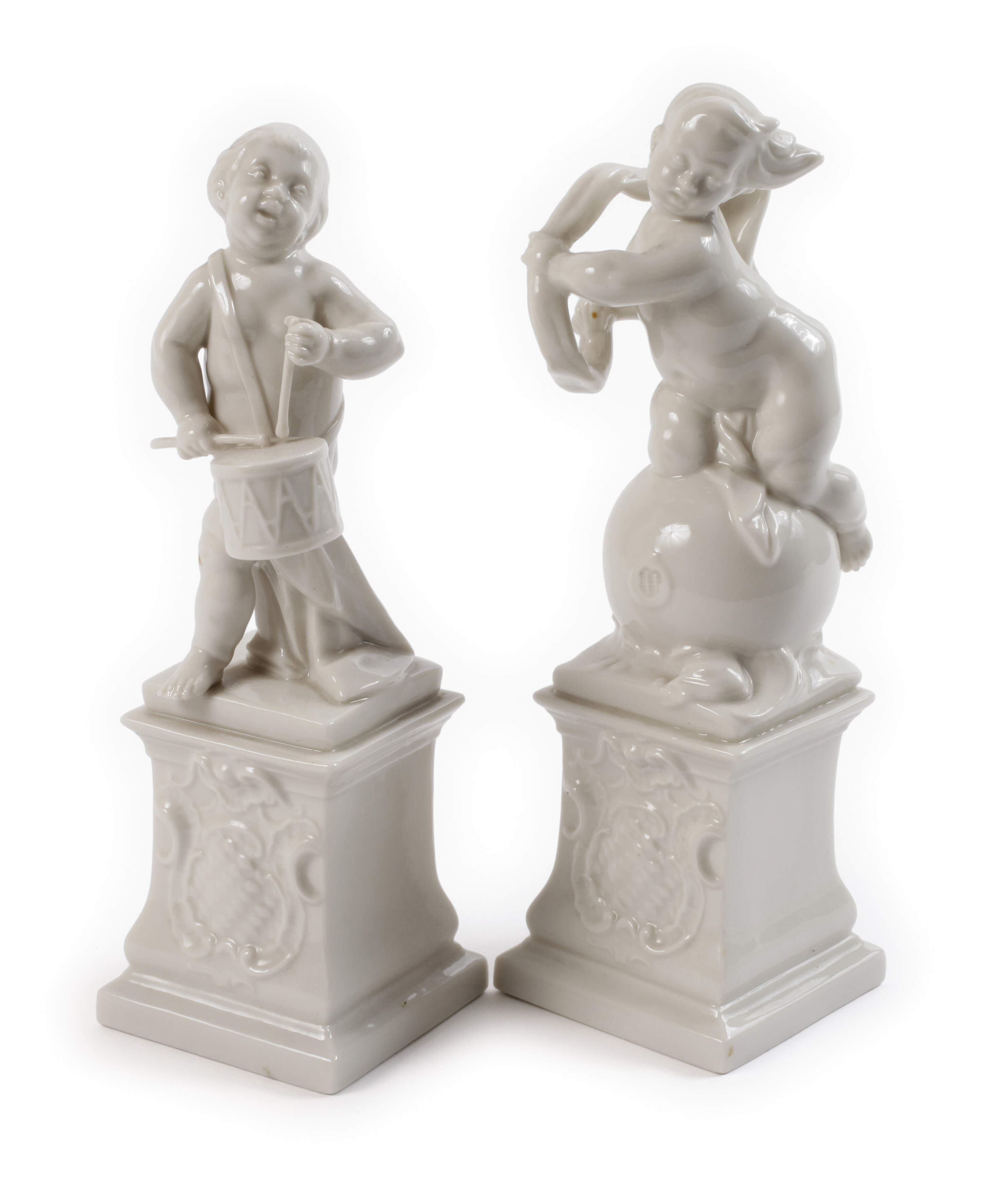 Nymphenburg Paar Putten mit "Bayerischem Wappen"