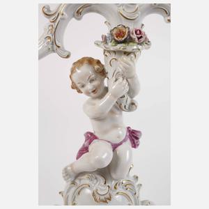 Paar figürliche Leuchter und Puttengruppe