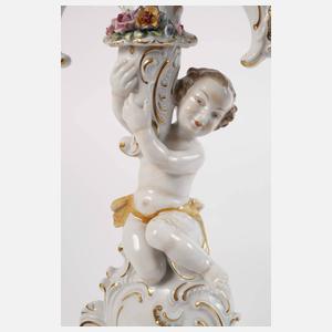 Paar figürliche Leuchter und Puttengruppe