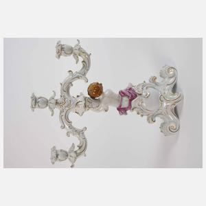 Paar figürliche Leuchter und Puttengruppe