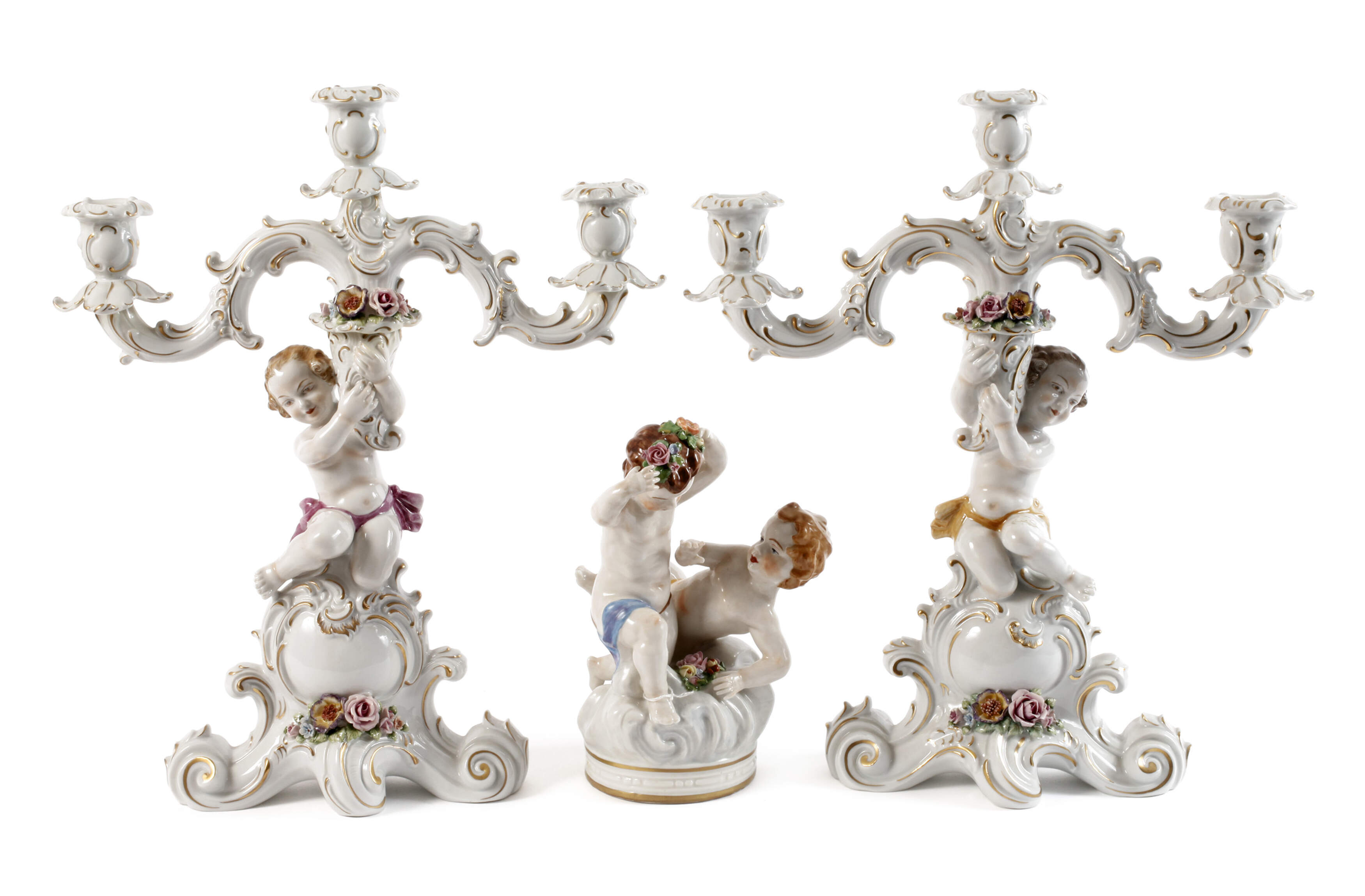 Paar figürliche Leuchter und Puttengruppe