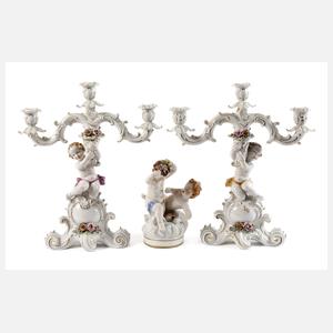 Paar figürliche Leuchter und Puttengruppe