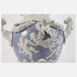 Große Prunkvase mit Puttenrelief