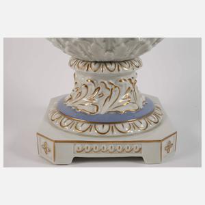 Große Prunkvase mit Puttenrelief