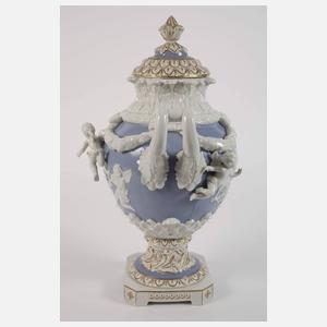 Große Prunkvase mit Puttenrelief