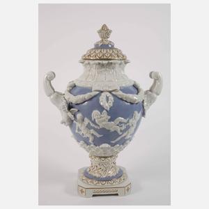 Große Prunkvase mit Puttenrelief