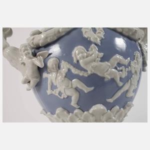 Große Prunkvase mit Puttenrelief