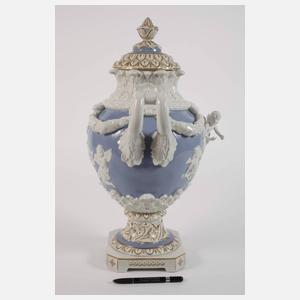 Große Prunkvase mit Puttenrelief