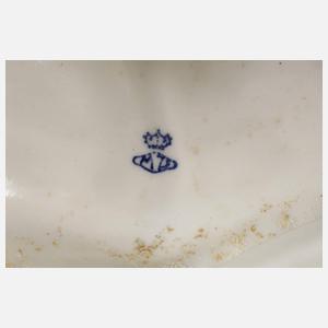 Große Prunkvase mit Puttenrelief