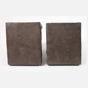 Paar Buchstützen mit Atlanten