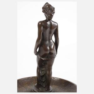 Weiblicher Akt auf Schale