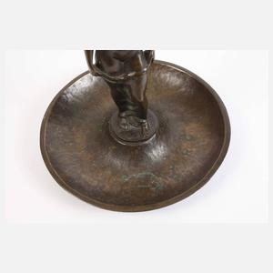 Weiblicher Akt auf Schale