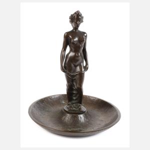 Weiblicher Akt auf Schale