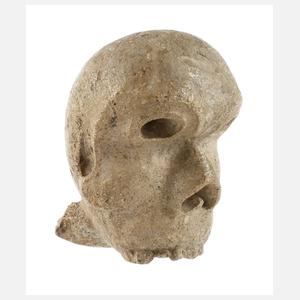 Romanischer Steinschädel