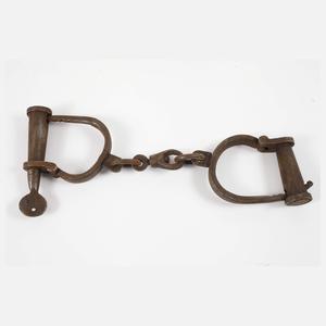Zwei Paar Handschellen und Fußfesseln