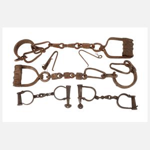 Zwei Paar Handschellen und Fußfesseln