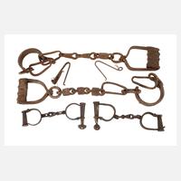 Zwei Paar Handschellen und Fußfesseln111