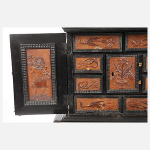 Egerländer Kabinettschränkchen