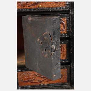 Egerländer Kabinettschränkchen