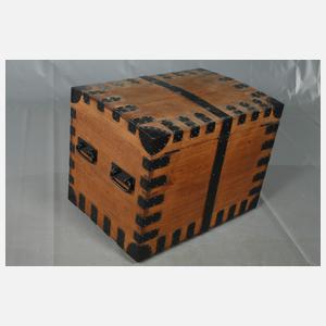 Transportkiste für ein Silberservice