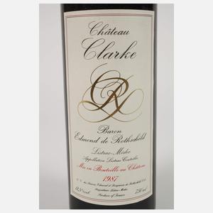 Zwölf Flaschen Rotwein