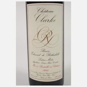 Zwölf Flaschen Rotwein