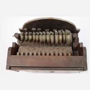 Seltene Schwarzwälder Lackschilderuhr mit Carillon