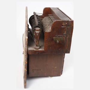 Seltene Schwarzwälder Lackschilderuhr mit Carillon