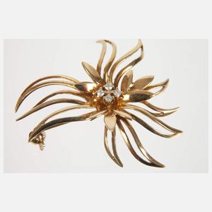 Blütenbrosche mit Diamanten
