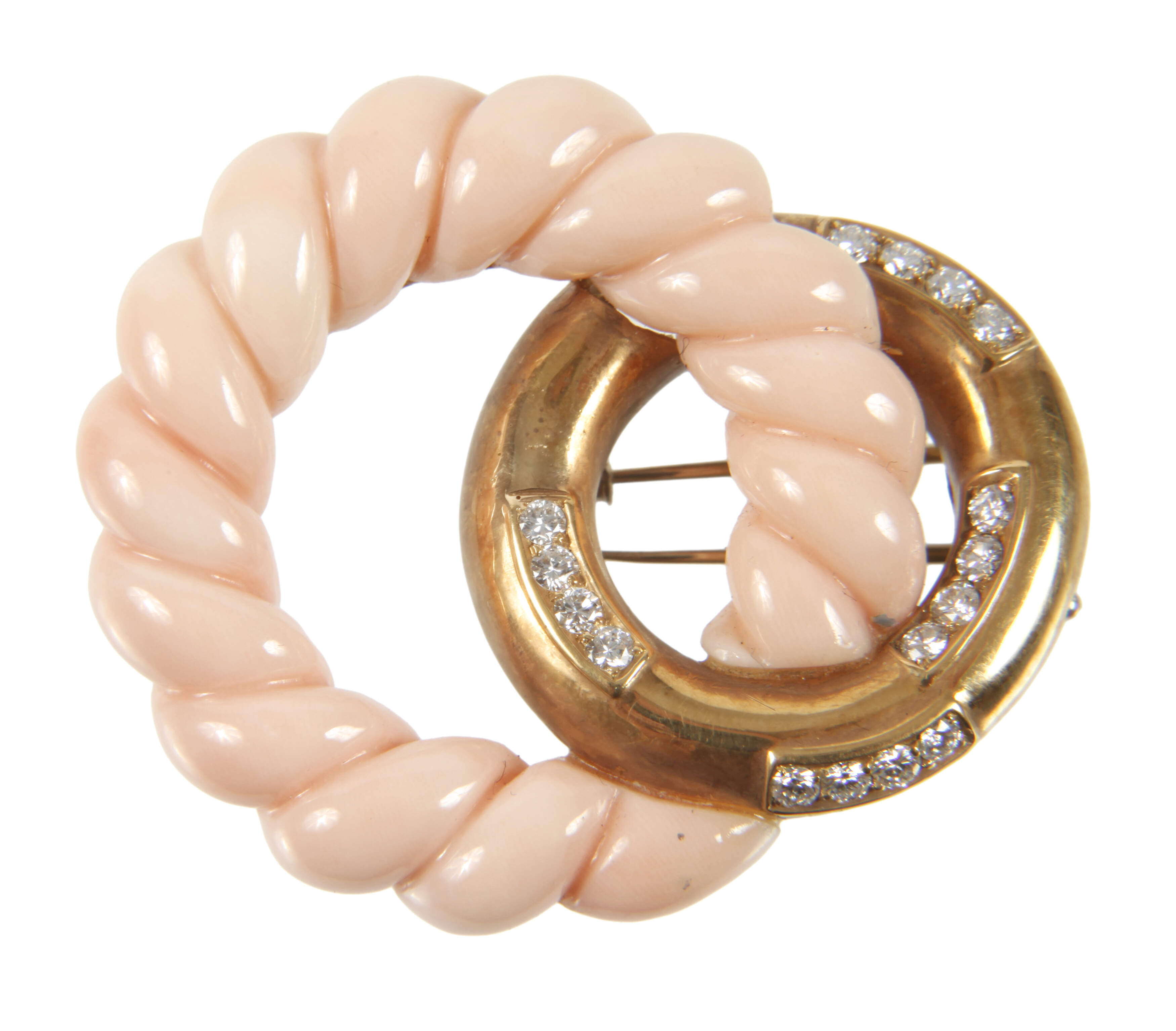 Brosche mit Engelshautkoralle und Brillanten