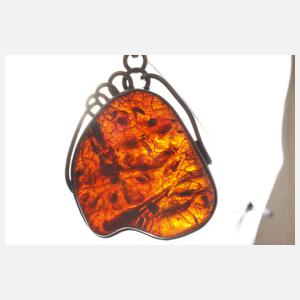 Opulenter Bernsteinanhänger an Kette