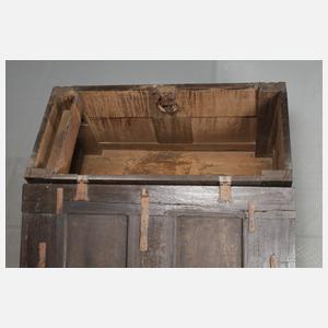 Barocke Flachdeckeltruhe