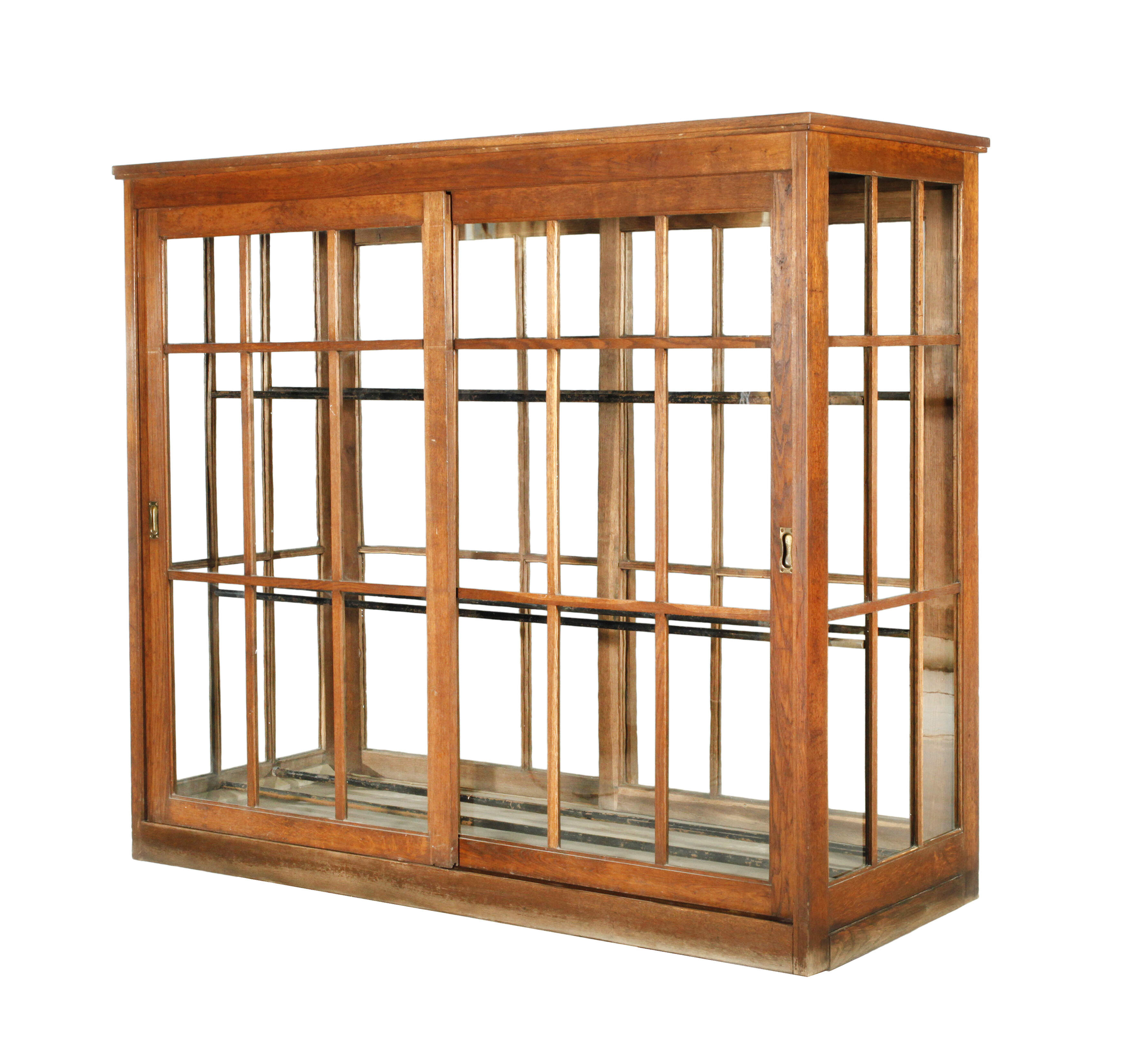 Große Ladenvitrine mit vier Schiebetüren