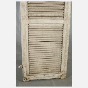 Paar übergroße Fensterläden