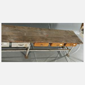 Übergroßer Werktisch