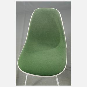 Charles Eames, vier Fiberglas-Stühle