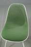 Charles Eames, vier Fiberglas-Stühle