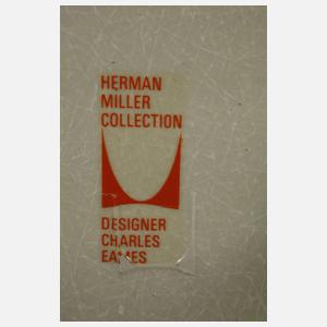 Charles Eames, vier Fiberglas-Stühle