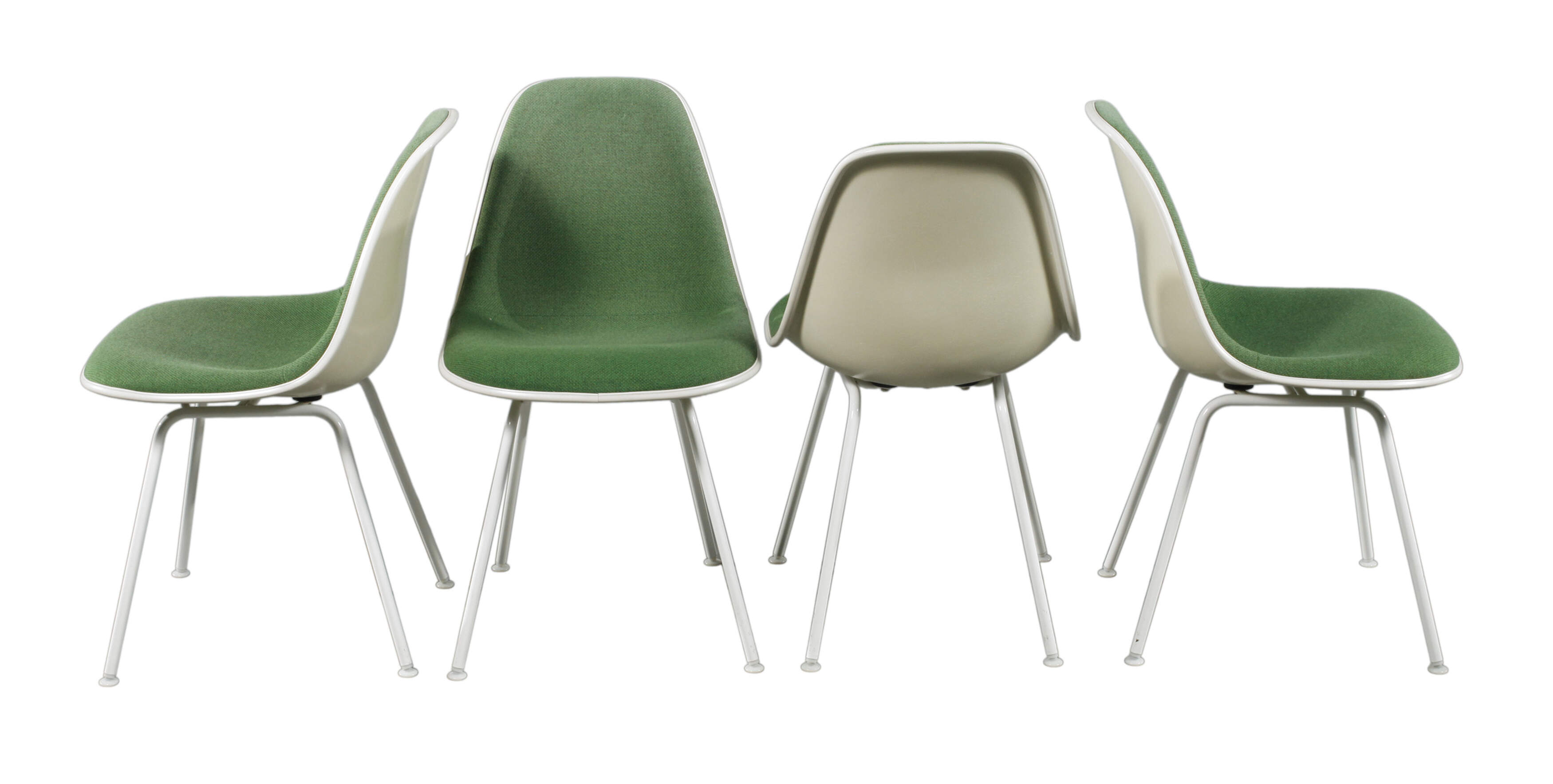 Charles Eames, vier Fiberglas-Stühle