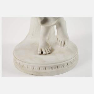 Große "Tänzerin mit Finger an dem Mund"