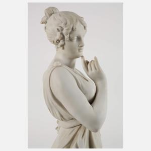 Große "Tänzerin mit Finger an dem Mund"