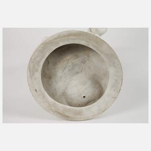 Große "Tänzerin mit Finger an dem Mund"