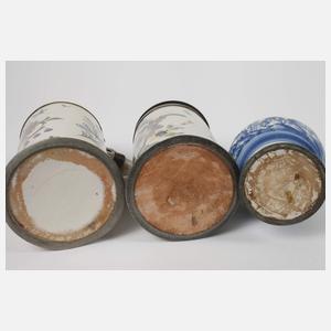 Barocke Fayencekanne und zwei Walzenkrüge