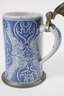 Nürnberger Fayencewalzenkrug mit Glasdeckel