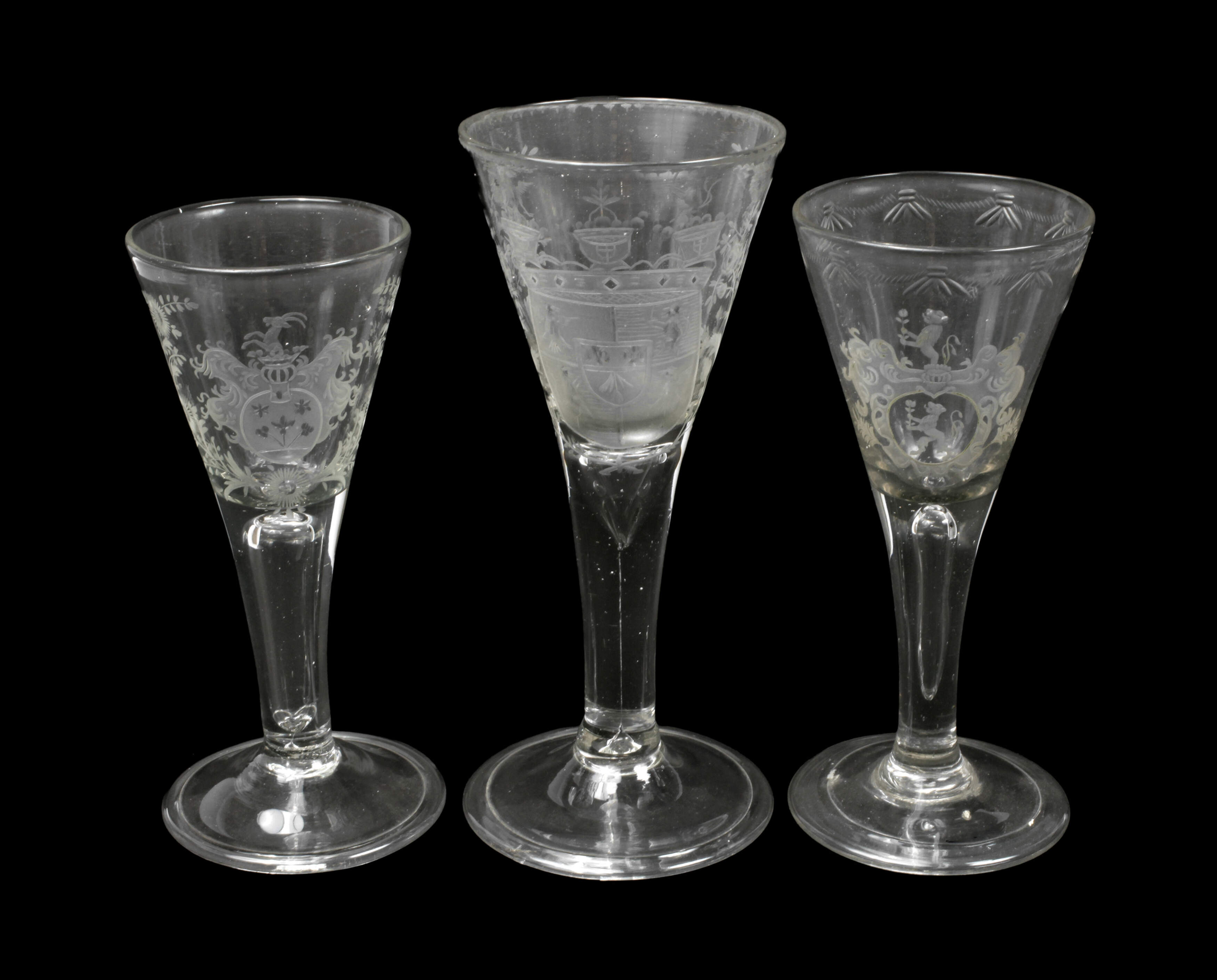 Drei Spitzkelche mit Wappenschliff