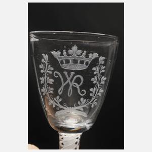 Drei Stängelgläser mit Spiralfuß