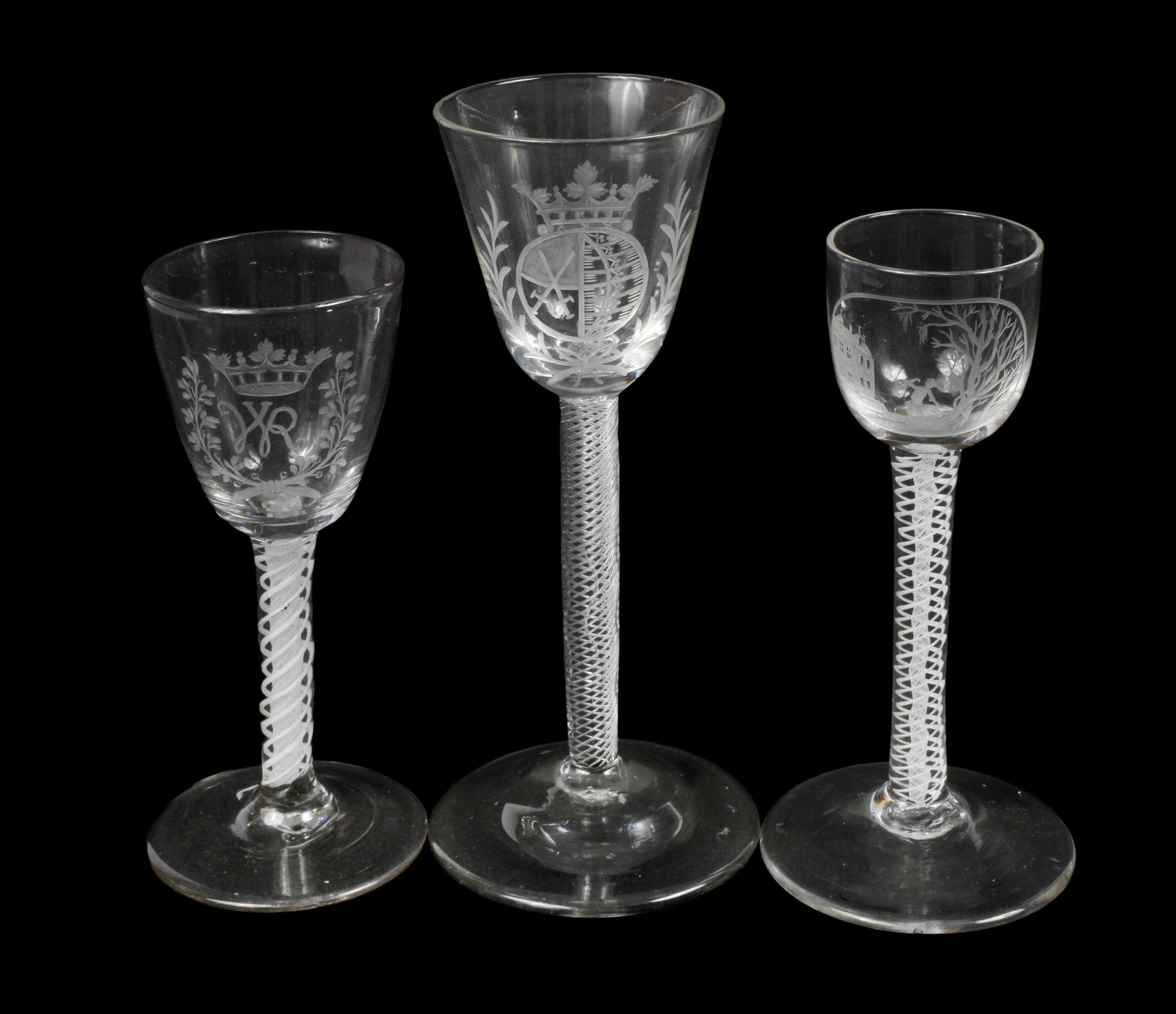 Drei Stängelgläser mit Spiralfuß