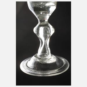 Wappenglas mit Glockenfuß