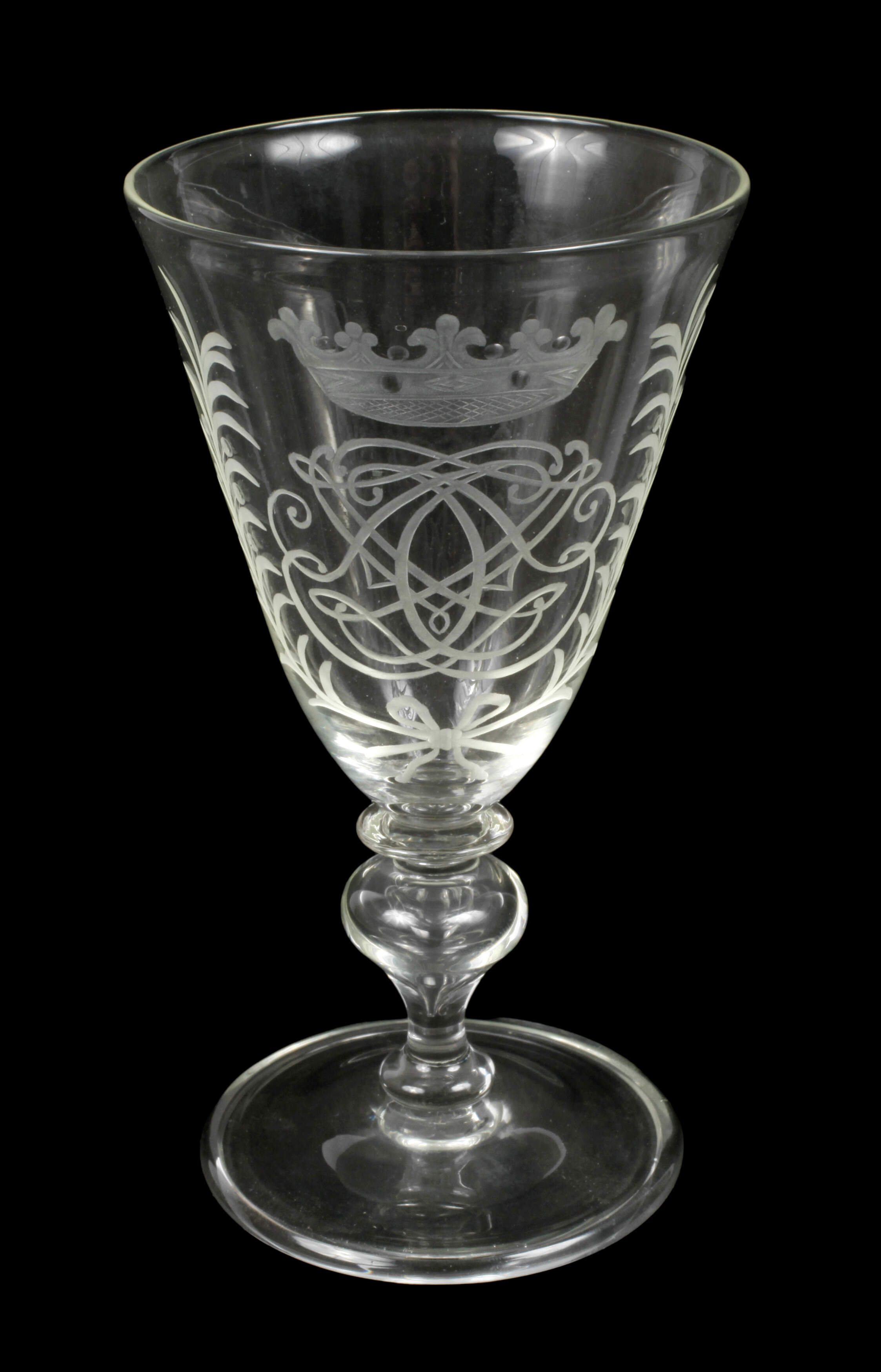 Trichterpokal mit Spiegelmonogramm